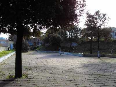 Alla sinistra di un piccolo ponte si apre una �piazzetta� piastrellata con degli alberi